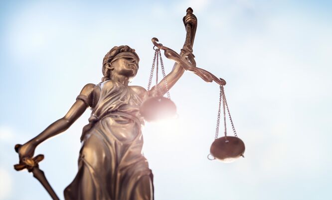 Bild einer Statue von Justitia