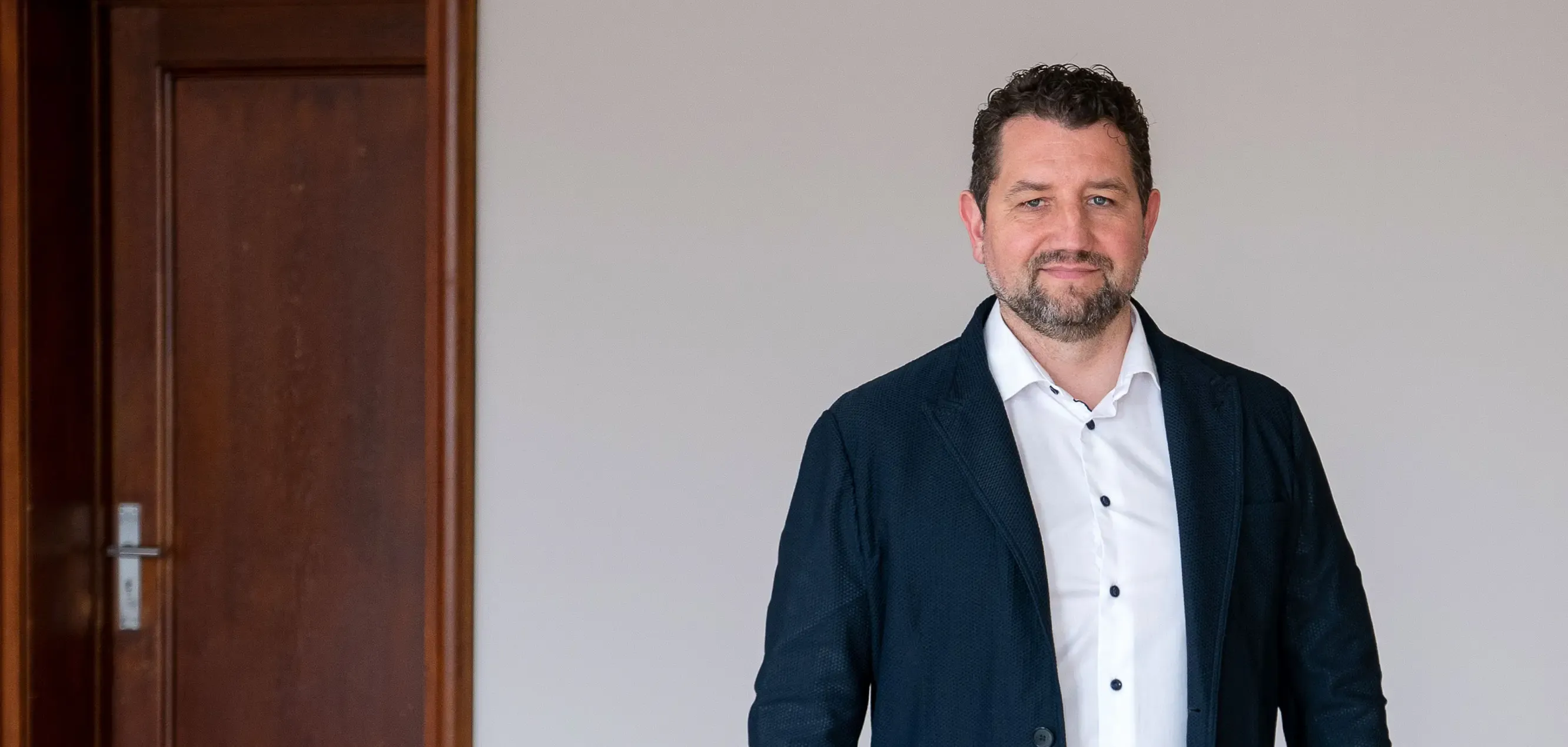Bild von Martin Hoefs vor einer Tür