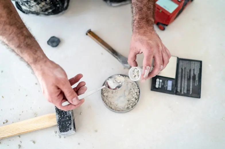 Entnahme und Vorbereitung einer Materialprobe für eine baubiologische Untersuchung und Analyse möglicher Schadstoffe.